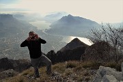 79 Fotografando con alle spalle Leccco, laghi e monti